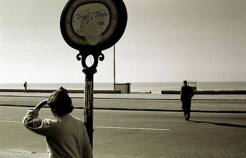 Esta foto la saco en la rambla y Avenida Brasil, es mi visión sobre la playa despues de casi trece años de estar fuera del país, esas tres personas en una mañana de marzo de 1985, era semana de turismo y al estar la ciudad vacía, se genera ese paisaje desolado y perfecto para la foto. Salvo por la columna descascarada, parece una pintura de Giorgio de Chirico.