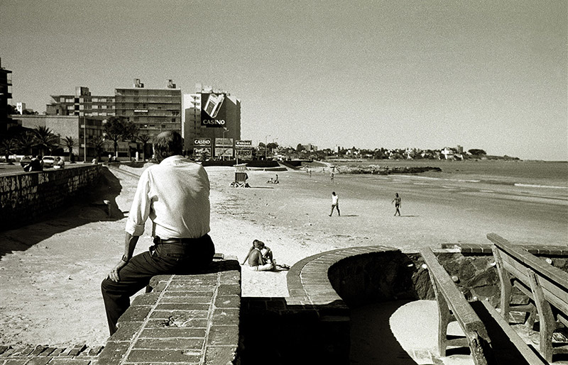 El muro de la playa Malvín, toda mi infancia los veranos pasaban en esa playa, nos conociamos de memoria con los amigos del barrio, los vecinos y la sensación de que nada cambió, si la ciudad parece mas vieja y destruída, pasó la dictadura.