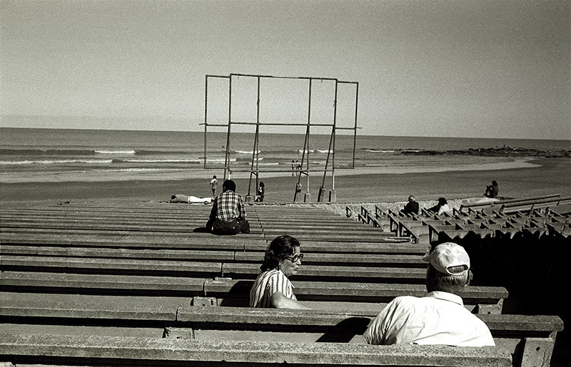 El cine de la playa Malvín, queda el esqueleto de la pantalla, en esa pantalla ausente durante toda mi infancia vi las películas desde la ventana del dormitorio de mis padres, cuando no había cine, por las tardes había música, los Plateros, Elvis, la musica de los 50 fué la banda sonora hasta la llegada del Clúb del clan.