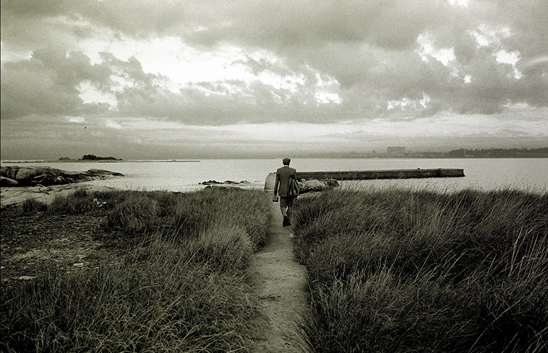 Esta foto la saqué muy temprano, tipo siete de la mañana, me levante para llamar a Paris y hablar con mi hija Yoana y mi compañera, quede desvelado y salí con la Leica a caminar y bajando a la playa seguí a este hombre, iba a pescar, vestido de traje y con una valijita en la mano, parecía irse de este mundo.