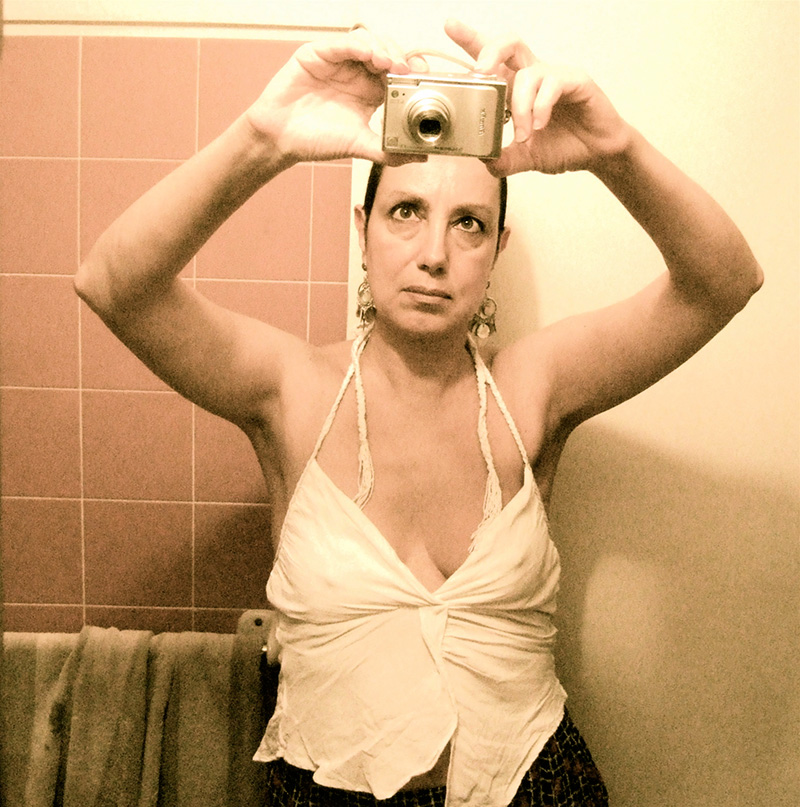 Bea se autofotografía en casa durante la enfermedad. (esta foto no fué incluída en la muestra).