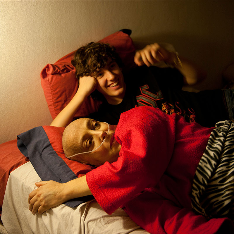 Bea y Tomás bromean.