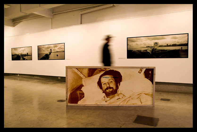 Miradas ausentes en la galería "arte x arte" en Buenos Aires, uso a caja de traslado de obras para incorporar a Gerardo Gatti, histórico dirigente fundador de la CNT, fundador de la FAU y del PVP, en esta foto lo vemos tirado en un camastro en Automotores Orletti, donde sus secuestradores lo fotgrafiaron para solicitar un rescate económico al PVP.
